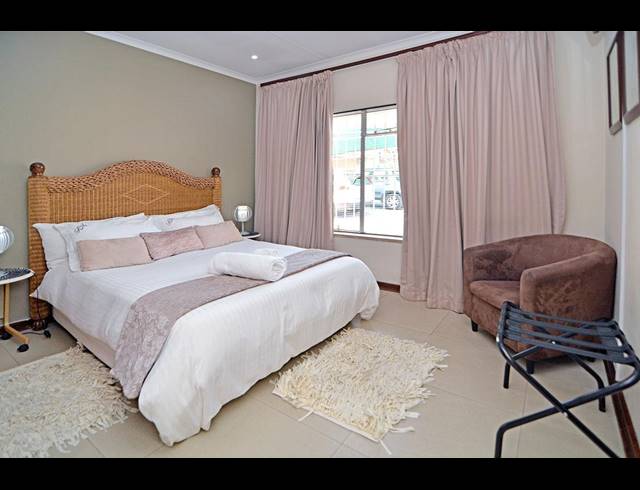 8 BEDROOM HOUSE FOR SALE IN MORNING HILL
